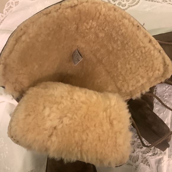 UGG BOOTS. Tall brown leather. Genuine sheepskin.S/N 5122.Size 8 - Picture 6 of 10